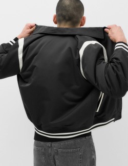 Saténová vyteplená bunda typu bomber v univerzitním stylu