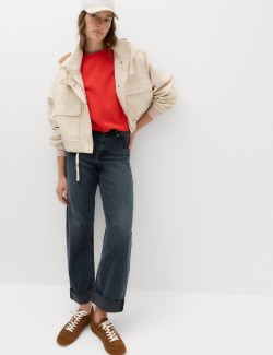 Džíny s vysokým pasem, rovným střihem a ohrnutými nohavicemi