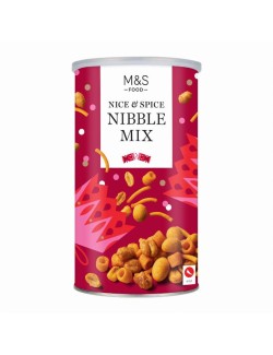 Směs arašídů s medem v cukru a chilli, sušených nudlí, nesolených kukuřičných zrn, solených kukuřičných trubiček ochucených sýre