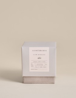 Vonná svíčka Slow Morning s vůní jasmínu, ambry a pižma, 240 g