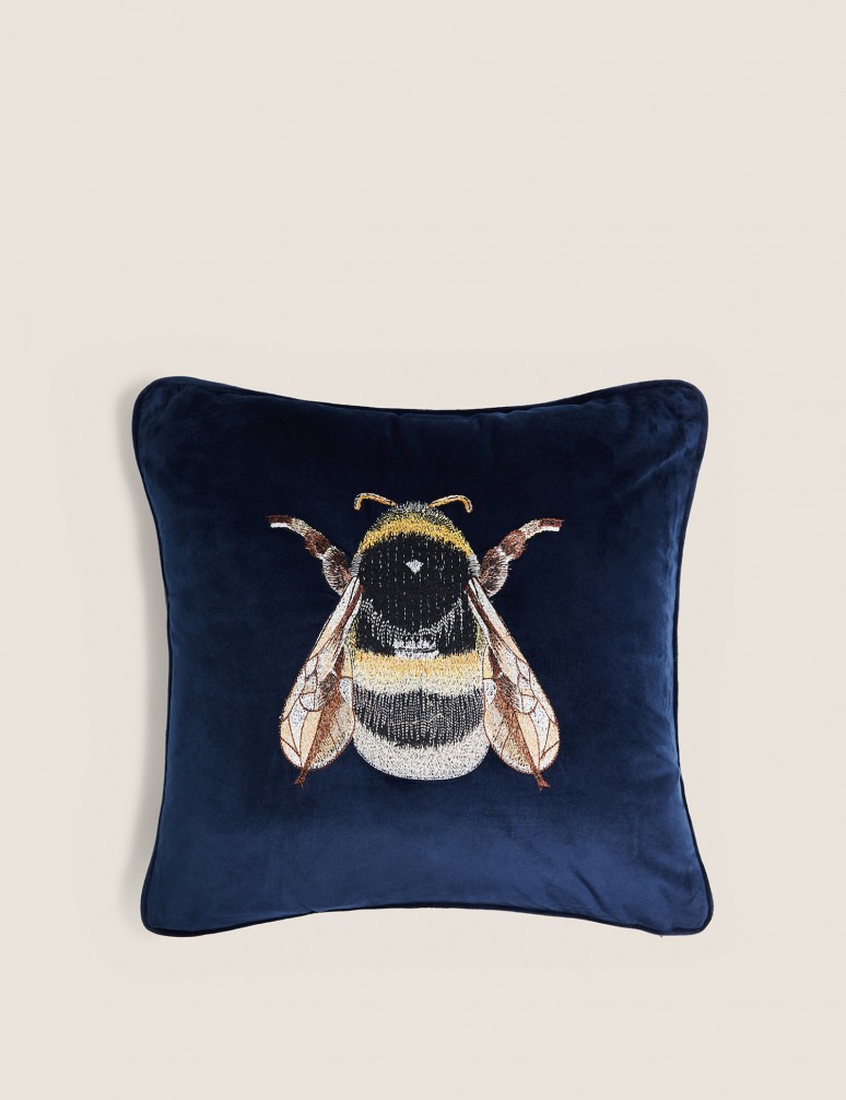 Sametový vyšívaný polštářek s motivem včely