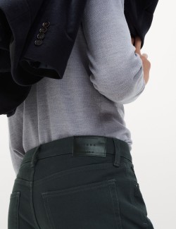 Strečové džíny úzkého střihu s 360 pružností