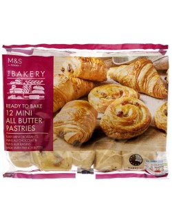 12 kusů sladkého francouzského pečiva z máslového listového těsta určené k pečení: pains au chocolat, pains aux raisins a croiss